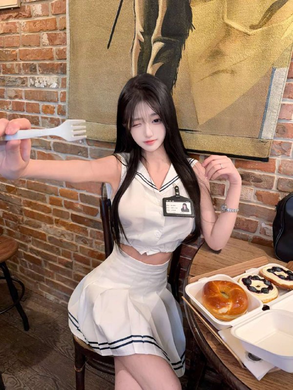 芸汐身材比例绝佳，满足你对完美恋人的全部想象。在校艺术生，07年可看证，净高168 92斤。不烟不酒，善解人意，温柔体贴💕，情绪价值拉满，只接待素质哥哥，一次邂逅，回味终生💌全身无纹身 肤白貌美大长腿咨询热线：@AnnaGJ168