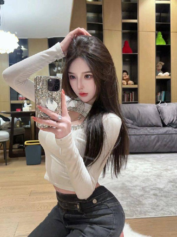 Emma03年 C 168 50kg 刚出校 颜值超高 皮肤光滑白嫩 大长腿 极品Q弹蜜桃臀 熊型漂亮 平坦小腹 温柔可人乖巧听话态度好 气质佳 特主动 配合 白纸一张 嘴甜情商高 女神级别 回头率极高 人图一致0差距 极品极品 短暂兼职 手慢无咨询热线：@AnnaGJ168