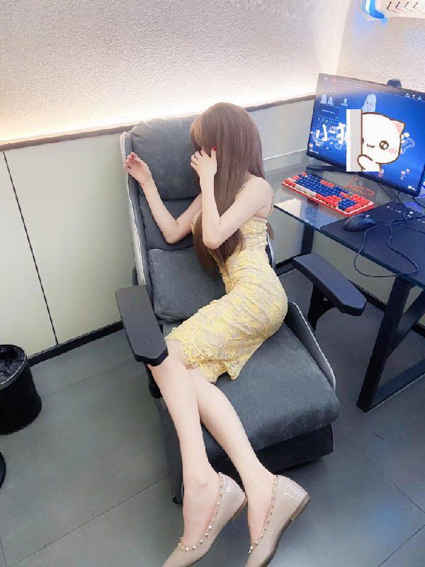 yoyo04年 D 165 47kg 学妹 高颜值 0整容 童颜巨汝 白嫩 服务好 配合度高 比百万网红更牛逼的那种身材 颜值无敌 又纯又欲 熊推极致享受 数据真实 短暂兼职 预约从速咨询热线：@AnnaGJ168