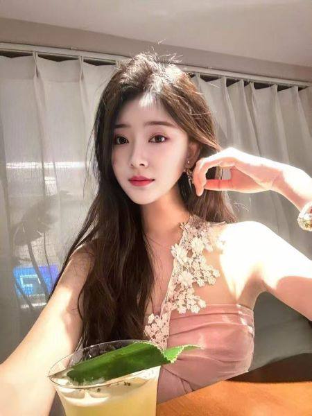 瑞娜 兼职御姐身高165cm 体重47kg 胸C+助洗 制服丝袜气质型御姐 前凸后翘 皮肤光滑白嫩 三点粉 口活好 服务主动 需求大 床上骚尤物一枚！咨询热线：@AnnaGJ168