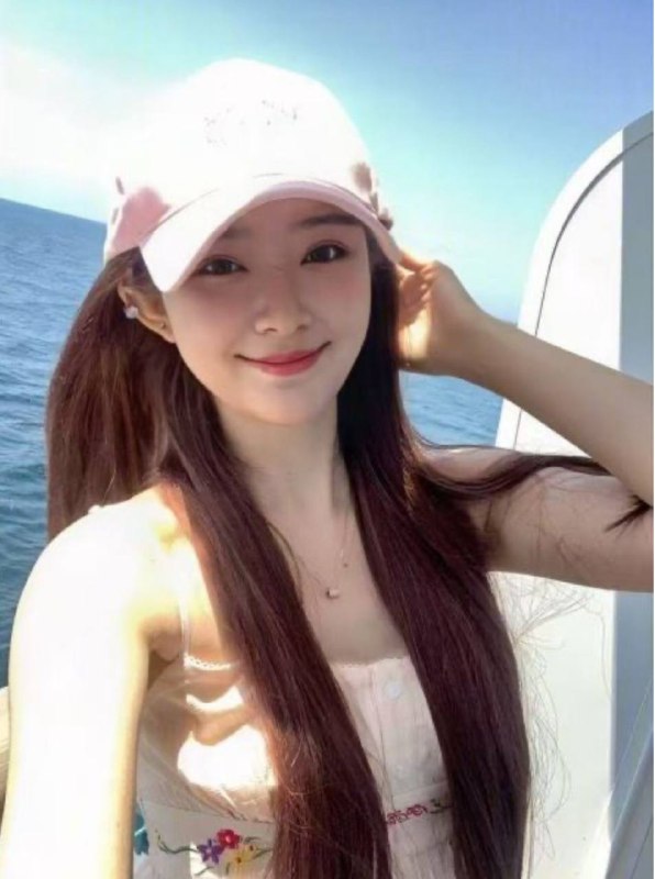 瑞娜 兼职御姐身高165cm 体重47kg 胸C+助洗 制服丝袜气质型御姐 前凸后翘 皮肤光滑白嫩 三点粉 口活好 服务主动 需求大 床上骚尤物一枚！咨询热线：@AnnaGJ168