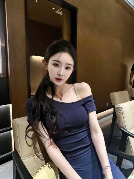 瑞娜 兼职御姐身高165cm 体重47kg 胸C+助洗 制服丝袜气质型御姐 前凸后翘 皮肤光滑白嫩 三点粉 口活好 服务主动 需求大 床上骚尤物一枚！咨询热线：@AnnaGJ168