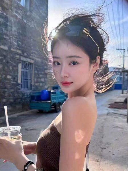 瑞娜 兼职御姐身高165cm 体重47kg 胸C+助洗 制服丝袜气质型御姐 前凸后翘 皮肤光滑白嫩 三点粉 口活好 服务主动 需求大 床上骚尤物一枚！咨询热线：@AnnaGJ168