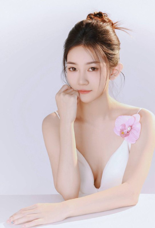 妮妮身高165体重80真实05年可验证，初次下水 白纸一张 大敏感紧实三点粉，娇小可爱的首选，客户体验完美 可舌吻 可无套本人照片保真 任客户调教咨询热线：@AnnaGJ168