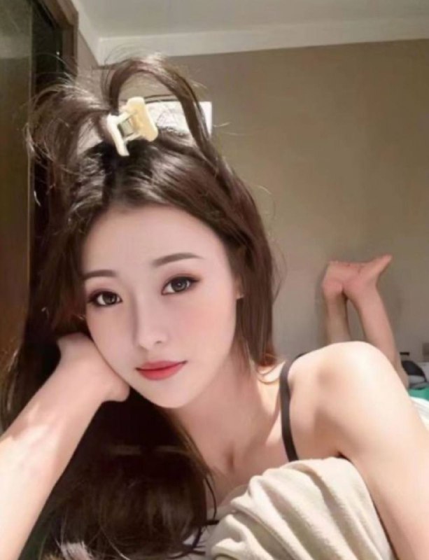 悦儿00年气质女神 身高163 体重92斤 匈C 三点分 S型身材 匈大臀翘 口活好服务好 自带黑si制服 配合度高可解锁各种姿势 氵多骚易高chao体验感美爆了！咨询热线：@AnnaGJ168