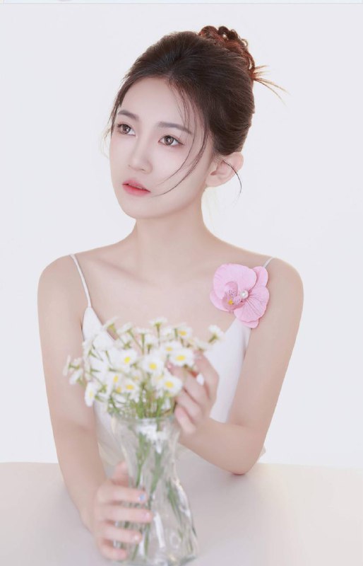 妮妮身高165体重80真实05年可验证，初次下水 白纸一张 大敏感紧实三点粉，娇小可爱的首选，客户体验完美 可舌吻 可无套本人照片保真 任客户调教咨询热线：@AnnaGJ168