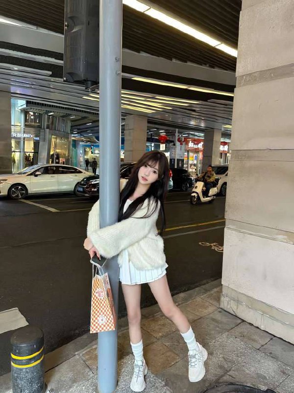 嘟嘟顶级纯欲天花板 极品小萝莉• 06年/168/95斤/🐻C• 性格超好绝对让哥哥体验女朋友感觉咨询热线：@AnnaGJ168