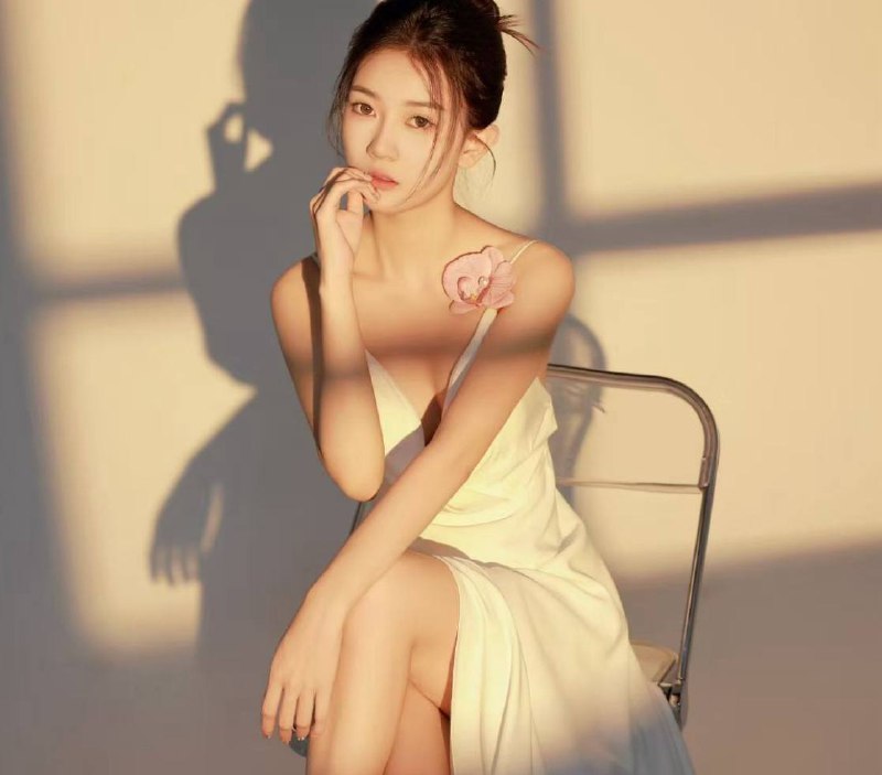 妮妮身高165体重80真实05年可验证，初次下水 白纸一张 大敏感紧实三点粉，娇小可爱的首选，客户体验完美 可舌吻 可无套本人照片保真 任客户调教咨询热线：@AnnaGJ168