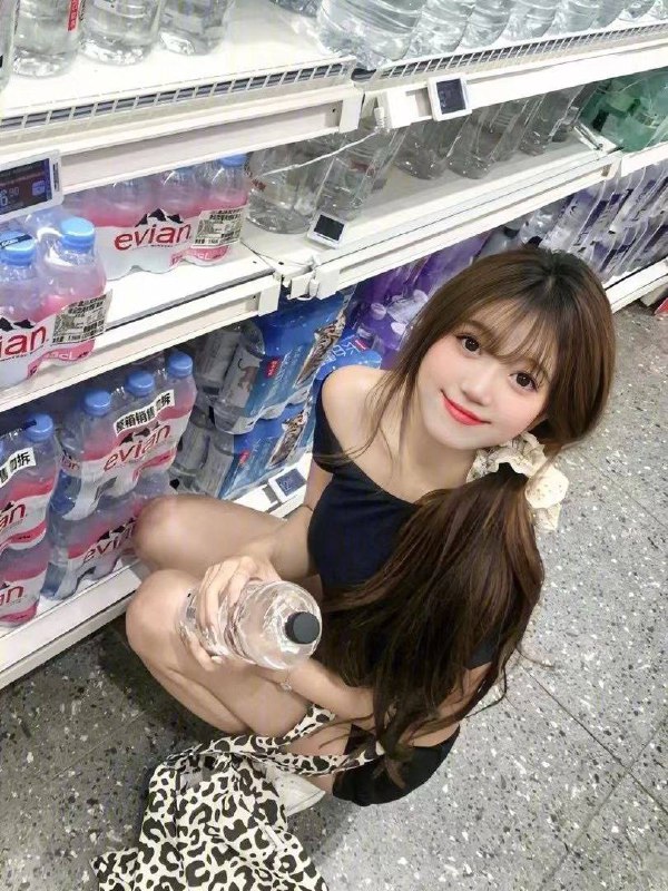 小不点04年小不点兼职学生刚出校身高158cm 体重86斤匈B 刚下水白纸一张可以配合kiss 69性格活泼开朗 芬嫩紧质待开发!咨询热线：@AnnaGJ168