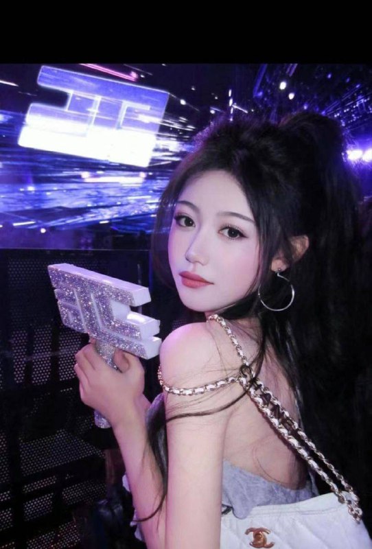 樱桃04年樱桃 产地湖南身高167cm 体重47kg 匈B配合度高 可以she吻 69 健谈乖巧咨询热线：@AnnaGJ168