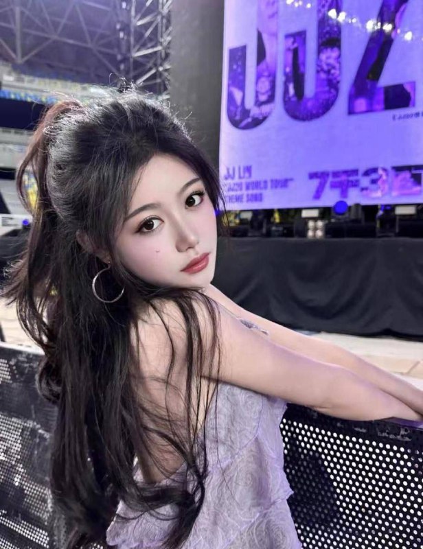 樱桃04年樱桃 产地湖南身高167cm 体重47kg 匈B配合度高 可以she吻 69 健谈乖巧咨询热线：@AnnaGJ168