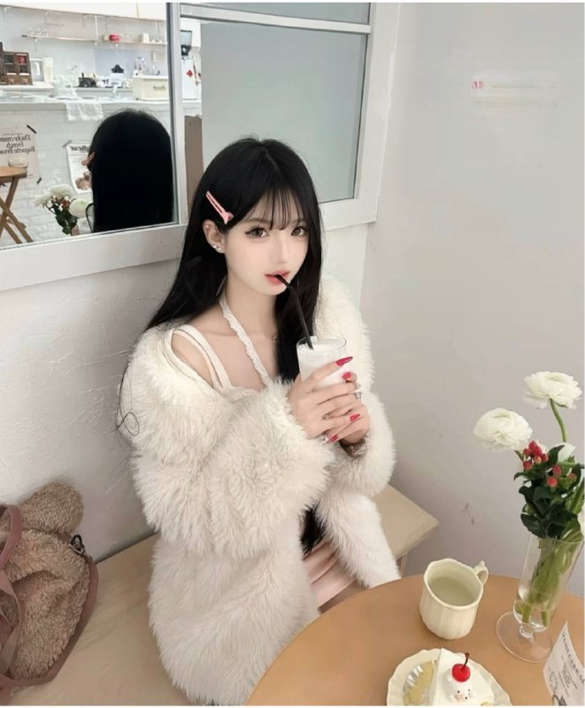 小怡新人🌹🌹🌹05年，身高172cm体重仅95斤，身材高挑纤细身为自由职业者她凭借独特身形气质在追求自由与梦想的路上肆意前行，潇洒且自在。咨询热线：@AnnaGJ168