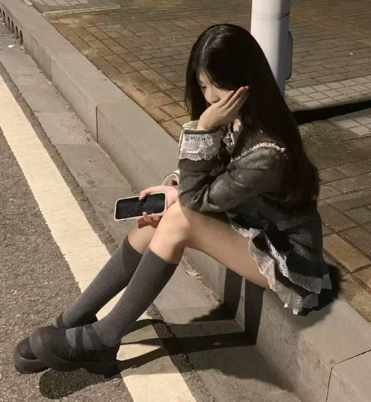 丸子在大学校园里，丸子绝对是一道独特的风景线。身高163cm，体重仅有42kg的她，妥妥的“小萝莉”一枚，俏皮可爱的模样让人一眼难忘。然而，这看似柔弱的外表下，却藏着一颗独立且坚韧的心，为了赚点生活费，她开启了丰富多彩的兼职之旅 WT 69 舌吻咨询热线：@AnnaGJ168