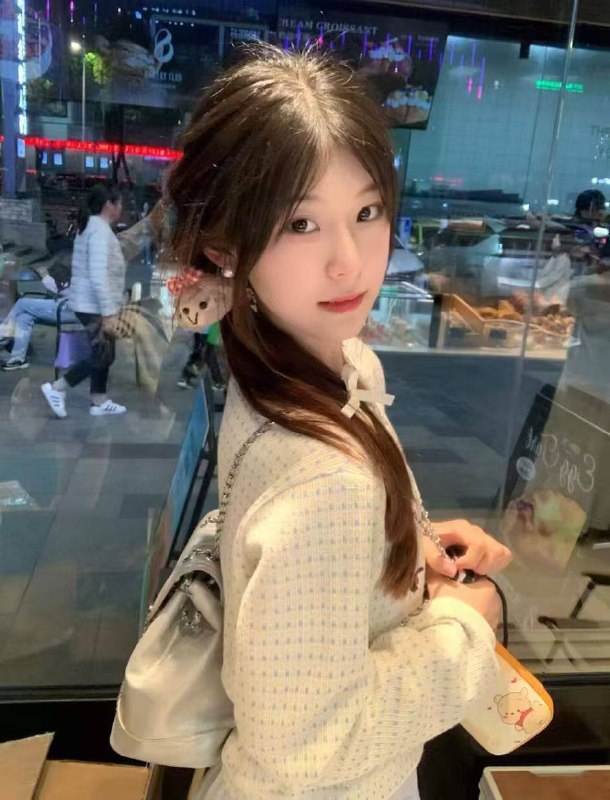 丸子在大学校园里，丸子绝对是一道独特的风景线。身高163cm，体重仅有42kg的她，妥妥的“小萝莉”一枚，俏皮可爱的模样让人一眼难忘。然而，这看似柔弱的外表下，却藏着一颗独立且坚韧的心，为了赚点生活费，她开启了丰富多彩的兼职之旅 WT 69 舌吻咨询热线：@AnnaGJ168