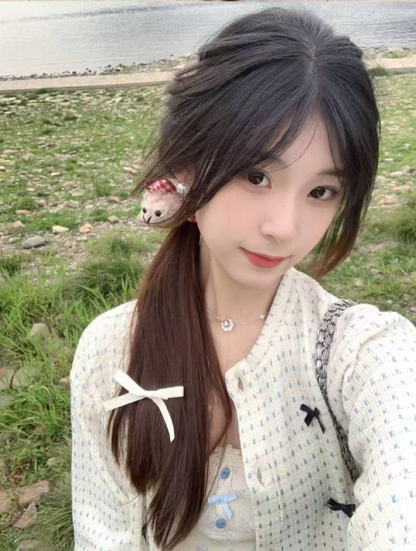 丸子在大学校园里，丸子绝对是一道独特的风景线。身高163cm，体重仅有42kg的她，妥妥的“小萝莉”一枚，俏皮可爱的模样让人一眼难忘。然而，这看似柔弱的外表下，却藏着一颗独立且坚韧的心，为了赚点生活费，她开启了丰富多彩的兼职之旅 WT 69 舌吻咨询热线：@AnnaGJ168