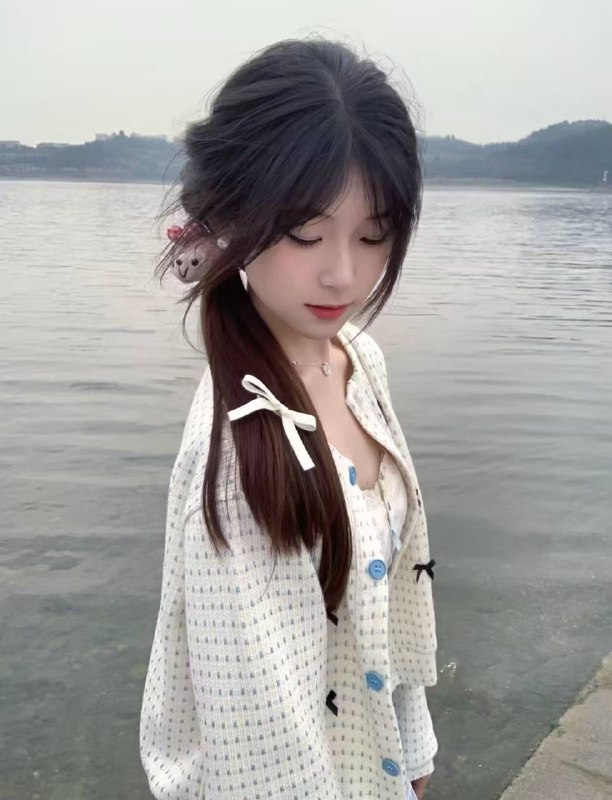 丸子在大学校园里，丸子绝对是一道独特的风景线。身高163cm，体重仅有42kg的她，妥妥的“小萝莉”一枚，俏皮可爱的模样让人一眼难忘。然而，这看似柔弱的外表下，却藏着一颗独立且坚韧的心，为了赚点生活费，她开启了丰富多彩的兼职之旅 WT 69 舌吻咨询热线：@AnnaGJ168