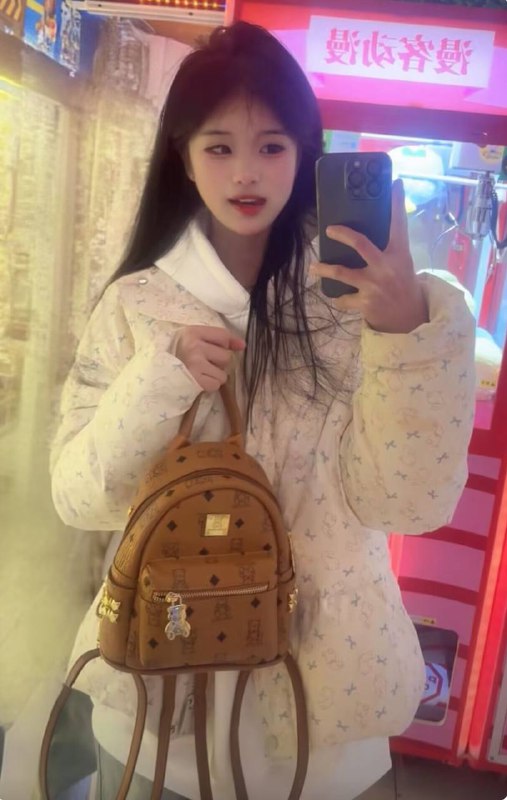 洁洁在大学校园的青春浪潮中，洁洁这位身高165cm、体重仅42kg的学妹，宛如一阵清新的风，以独特的魅力与坚韧的姿态，在学业与兼职的交织中，绘就属于自己的精彩篇章。舌吻咨询热线：@AnnaGJ168