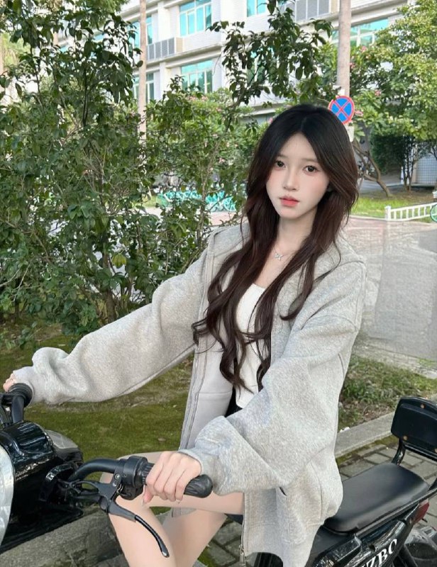 团团06年的兼职学生一枚。身高 167，体重95斤，在学生和兼职的⻆色中切换自如，散发着独特的魅力 (WT、69、舌吻)咨询热线：@AnnaGJ168