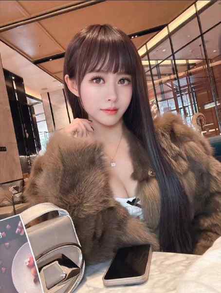 艺名：独宠妖女、年 龄26 岁身高165、 胸围38B 、体 重 5 2 Kg 、技能：可口、可6 9 、可情趣丝袜 、可制服诱惑 、人照一 致。咨询：@AnnaGJ168