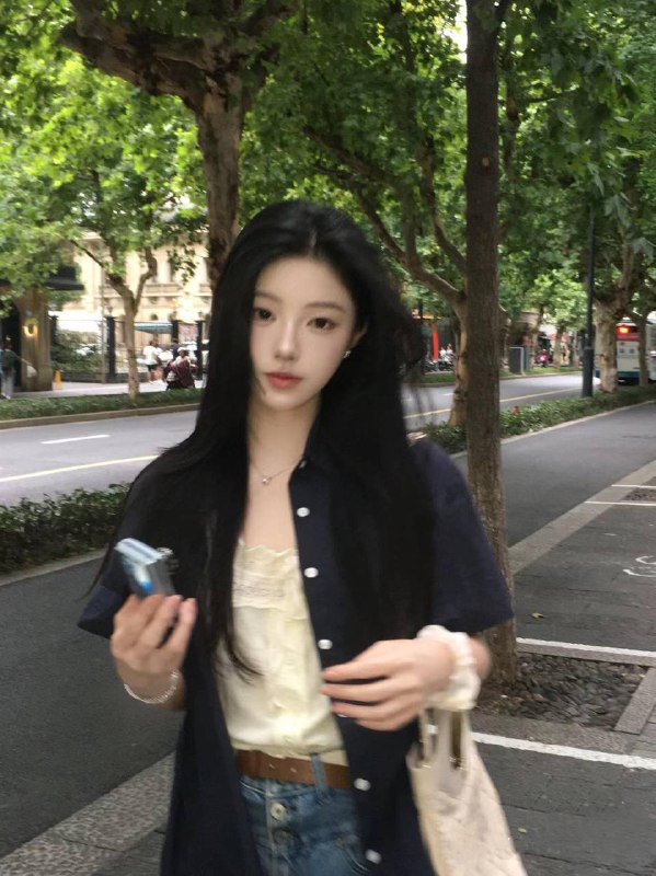 七七🕊️💋纯天然气质零整脸杏脸桃腮 浅淡春山柳腰 马甲线  酒杯腿  168x 95x🐻C后天汗水锻造的好身材电商签约平面模特02年 艺术院校设计系 会油画 手绘 谈吐得体  性格温柔咨询热线：@AnnaGJ168