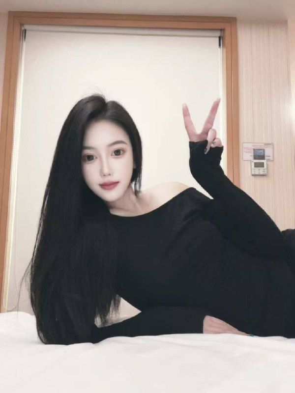 王牌：02年曼妙身材•车模•Lady净172身高 胸B 99斤通体雪白 皮肤细腻光滑 入行时间短 没纹身 女孩性格好 浓眉大眼 五官精致立体 颜值高 大长腿 水蛇腰 短期兼职 可舌吻可69咨询热线：@AnnaGJ168