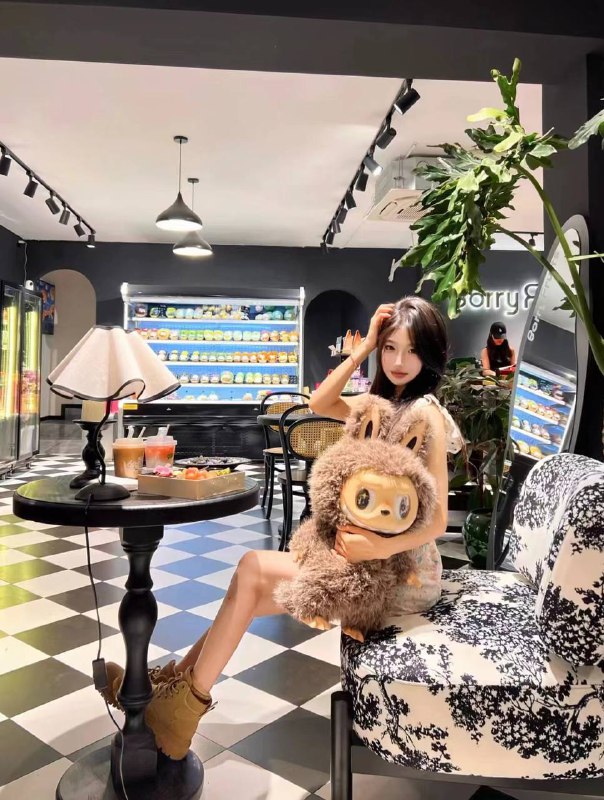 清纯女孩•番茄身高168体重94年龄20，西安本地嫩妹系小女孩，清纯甜美，配合度高，咨询热线：@AnnaGJ168