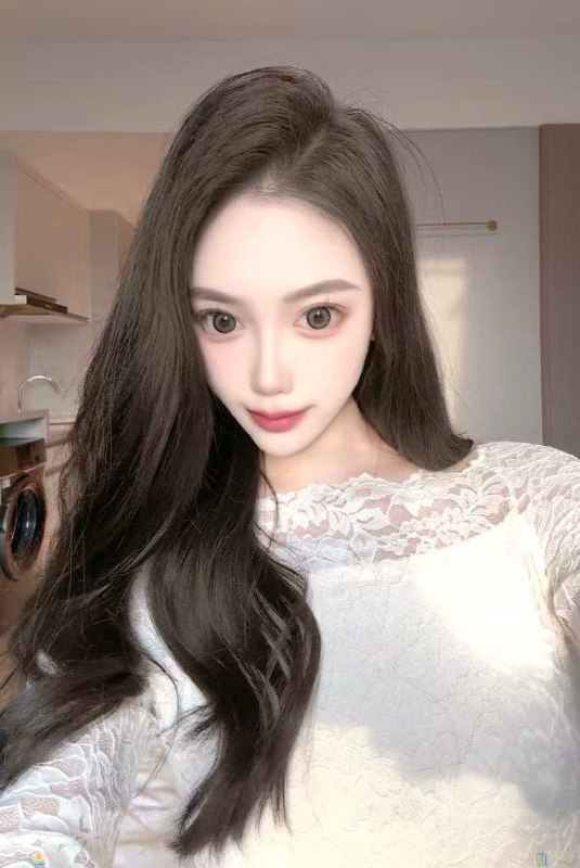 王牌：02年曼妙身材•车模•Lady净172身高 胸B 99斤通体雪白 皮肤细腻光滑 入行时间短 没纹身 女孩性格好 浓眉大眼 五官精致立体 颜值高 大长腿 水蛇腰 短期兼职 可舌吻可69咨询热线：@AnnaGJ168