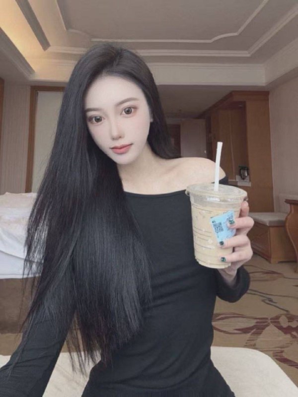 王牌：02年曼妙身材•车模•Lady净172身高 胸B 99斤通体雪白 皮肤细腻光滑 入行时间短 没纹身 女孩性格好 浓眉大眼 五官精致立体 颜值高 大长腿 水蛇腰 短期兼职 可舌吻可69咨询热线：@AnnaGJ168