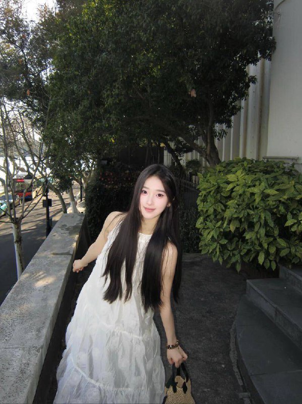 露露03年 170D「 马甲线 蜜桃臀 漫画直腿 」 88斤知礼数懂礼貌 见多识广 高情商体贴哥哥3粉氵超多 高学历高情商 台湾人嗲妹妹冷白皮肌肤无瑕疵咨询热线：@AnnaGJ168