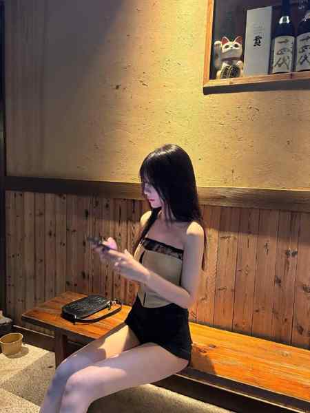 小琪👉👈身高 168   体重 88胸围 C    出生年 2004🔱日常素颜 干净清爽 无风尘气 全身雪白🔱气质好 高瘦白 A4腰 皮肤雪白 细腰翘臀初恋感爆棚  元气满满 纯御风💅纯御天花板 初恋女友feel🩷咨询热线：@AnnaGJ168