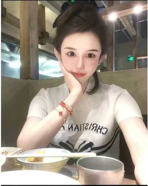 一诺🐂🍺01年 C+  167 49kg 纯天然真实真材实料 皮肤白皙 南方妹妹 温婉细腻 五官精致 喜欢艺术文学 常年画画健身 服务超赞 口活绝佳 肤白貌美大长腿 情商高 健谈 反差闷骚待调教 有趣的灵魂咨询热线：@AnnaGJ168