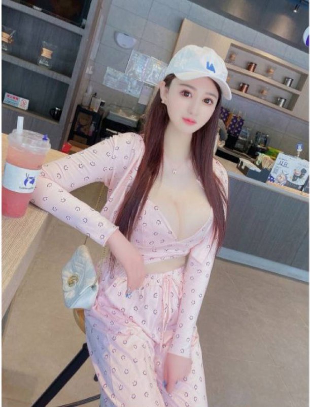 乐乐🐻🐻🐻身高:169cm生产日期:1999年胸围:纯天然F(大胸妹)童颜巨乳.貌美肤白.见客秒喜可包夜 可口可深喉可胸推人图一致可验证.接受一切正常服务咨询热线：@AnnaGJ168