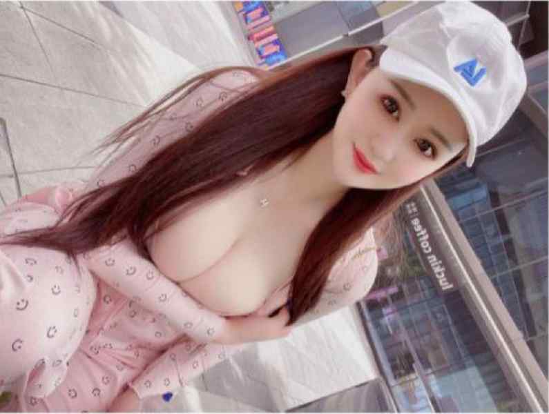 乐乐🐻🐻🐻身高:169cm生产日期:1999年胸围:纯天然F(大胸妹)童颜巨乳.貌美肤白.见客秒喜可包夜 可口可深喉可胸推人图一致可验证.接受一切正常服务咨询热线：@AnnaGJ168