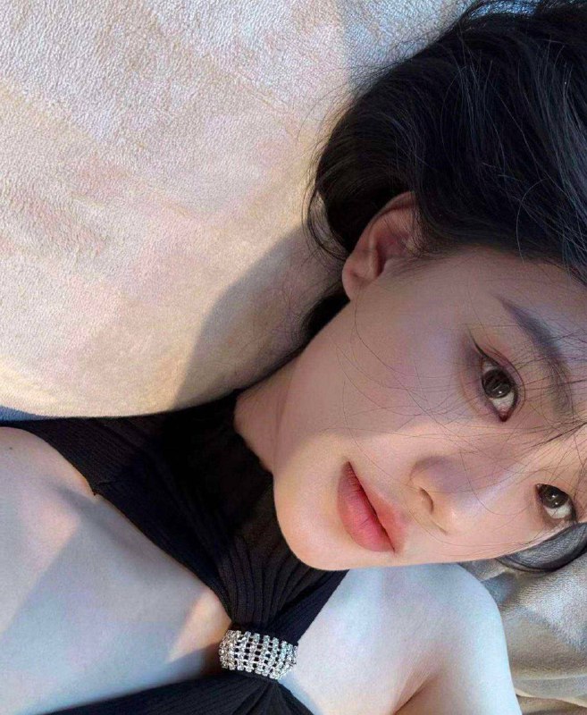 夏天身高/169体重/98 胸围/D年龄/02年擅长跳舞💃，🉑下腰，🉑一字马，做过主持，网络达人 淘宝模特 多才多艺，女朋友感十足咨询热线：@AnnaGJ168