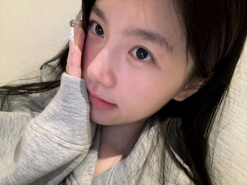 子俊•年龄/06年 身高/163 体重/82斤 胸围/ C洋气，邻家女孩，无风尘味，妈生脸、无纹身，bxc天花板，肌肤雪白，世间美女千千万，唯有天然最好看，素颜🉑见，配合度高，脸上一支玻尿酸都没有全身纯天然0整 皮肤白嫩光滑 ～🫧🫧清纯甜美 素质极高咨询热线：@AnnaGJ168