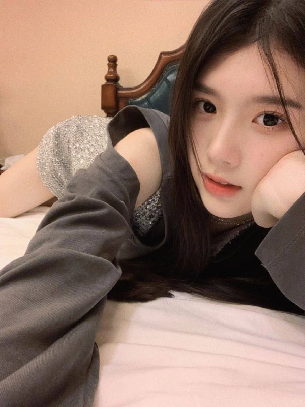 子俊•年龄/06年 身高/163 体重/82斤 胸围/ C洋气，邻家女孩，无风尘味，妈生脸、无纹身，bxc天花板，肌肤雪白，世间美女千千万，唯有天然最好看，素颜🉑见，配合度高，脸上一支玻尿酸都没有全身纯天然0整 皮肤白嫩光滑 ～🫧🫧清纯甜美 素质极高咨询热线：@AnnaGJ168