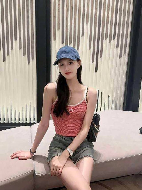夏天身高/169体重/98 胸围/D年龄/02年擅长跳舞💃，🉑下腰，🉑一字马，做过主持，网络达人 淘宝模特 多才多艺，女朋友感十足咨询热线：@AnnaGJ168
