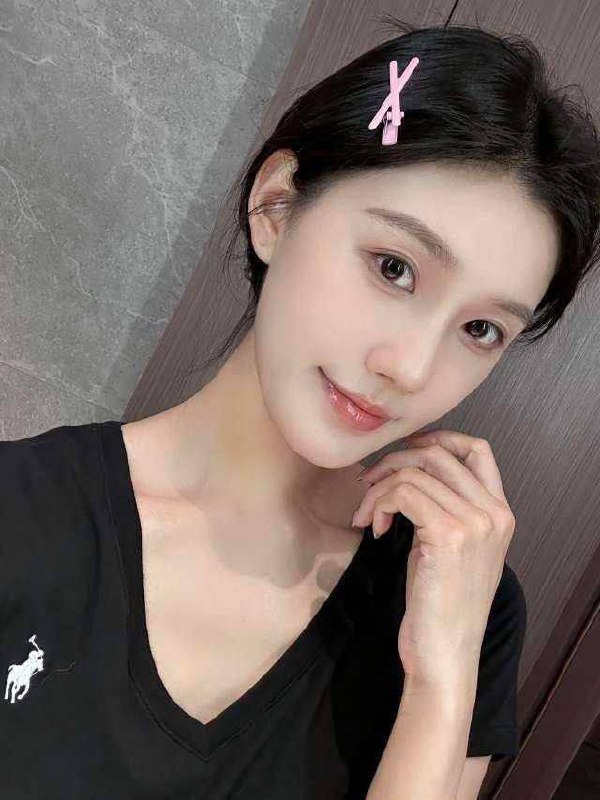 夏天身高/169体重/98 胸围/D年龄/02年擅长跳舞💃，🉑下腰，🉑一字马，做过主持，网络达人 淘宝模特 多才多艺，女朋友感十足咨询热线：@AnnaGJ168