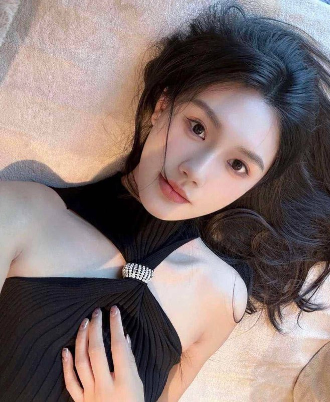 夏天身高/169体重/98 胸围/D年龄/02年擅长跳舞💃，🉑下腰，🉑一字马，做过主持，网络达人 淘宝模特 多才多艺，女朋友感十足咨询热线：@AnnaGJ168