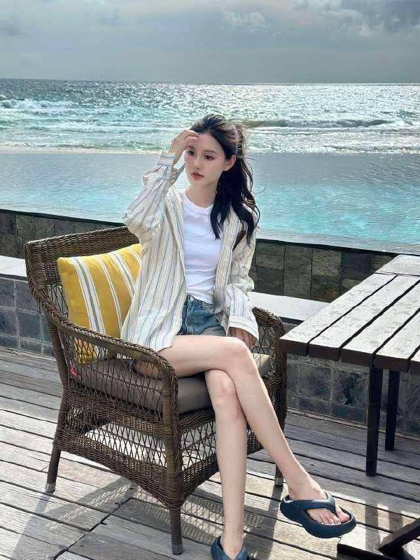 夏天身高/169体重/98 胸围/D年龄/02年擅长跳舞💃，🉑下腰，🉑一字马，做过主持，网络达人 淘宝模特 多才多艺，女朋友感十足咨询热线：@AnnaGJ168