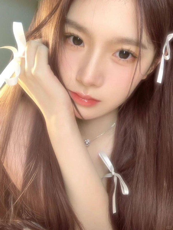 子俊•年龄/06年 身高/163 体重/82斤 胸围/ C洋气，邻家女孩，无风尘味，妈生脸、无纹身，bxc天花板，肌肤雪白，世间美女千千万，唯有天然最好看，素颜🉑见，配合度高，脸上一支玻尿酸都没有全身纯天然0整 皮肤白嫩光滑 ～🫧🫧清纯甜美 素质极高咨询热线：@AnnaGJ168