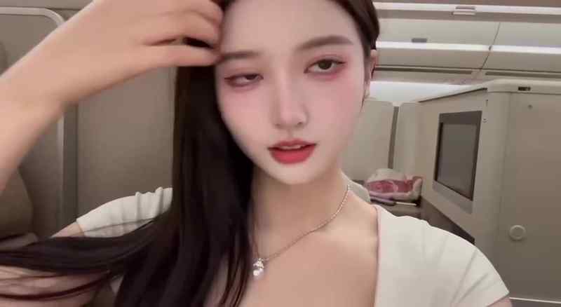 静安G奶模特-03年-真胸-172D/48kg