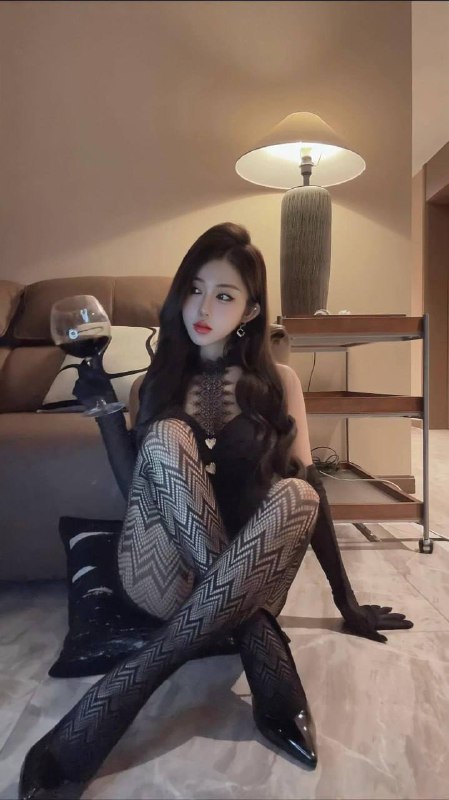 娜娜年龄23、身高170、体重48kg、🐻D皮肤特白 身材比例好性感洋气 时尚潮流 筷子腿 真人真照 实力小旋风咨询热线：@AnnaGJ168