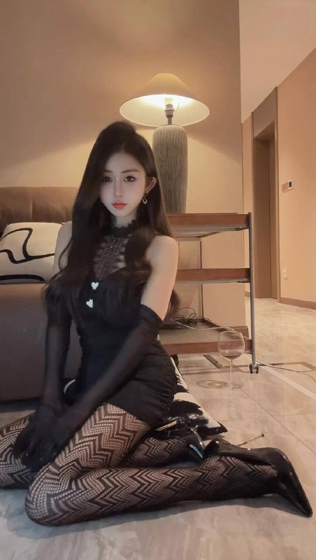 娜娜年龄23、身高170、体重48kg、🐻D皮肤特白 身材比例好性感洋气 时尚潮流 筷子腿 真人真照 实力小旋风咨询热线：@AnnaGJ168