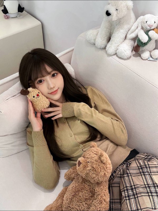 广州啾喵硬5纯欲甜妹🦜03年 165cm 天然D甜美纯欲系少女南方小可爱一枚纯天然妈生脸 ，人前乖巧千金三点粉 软萌娃娃音 勾人小猫咪听话乖巧 外纯内骚 反差少女真实在校生兼职短开支持预约啾喵硬5