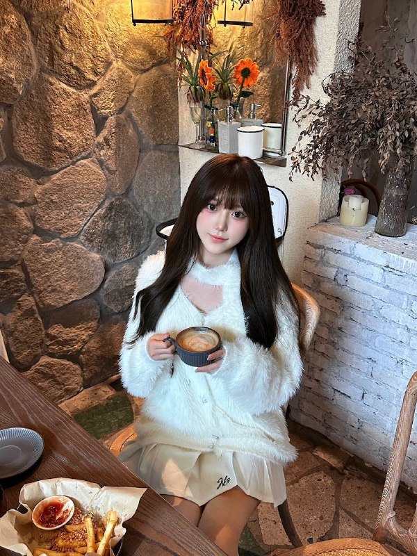 广州啾喵硬5纯欲甜妹🦜03年 165cm 天然D甜美纯欲系少女南方小可爱一枚纯天然妈生脸 ，人前乖巧千金三点粉 软萌娃娃音 勾人小猫咪听话乖巧 外纯内骚 反差少女真实在校生兼职短开支持预约啾喵硬5