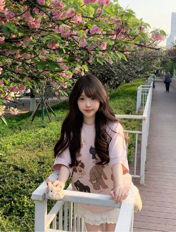 杨弈广州 极品❤️人童颜巨乳 丫丫𝐁𝐮𝐬𝐭｜ E𝐇𝐞𝐢𝐠𝐡𝐭｜160cmWeight｜47kg𝐀𝐠𝐞｜ 06🎀纯天然妈生脸，全身皮肤白皙光滑、吹弹可破，可素颜，无风尘味。🎀完美腰臀比例，🐍腰🍑臀，腿细长直。🎀极易敏感多汁，三点粉，紧致会夹。
