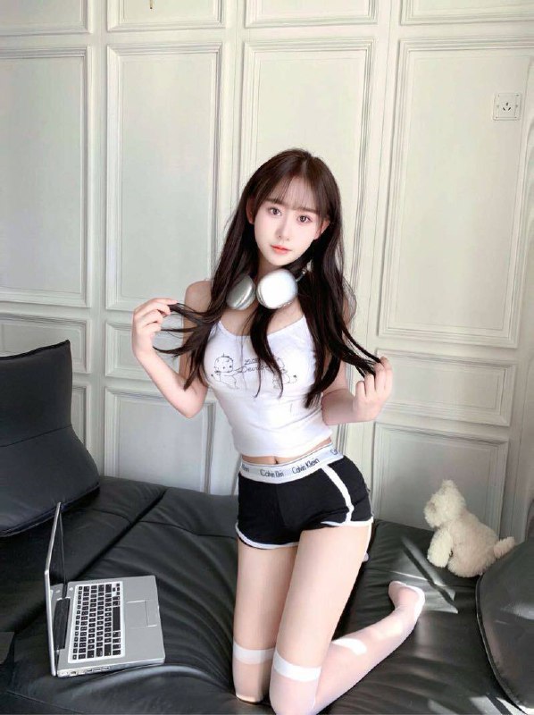 广州 蓝白白🏡苏苏05 170D 无纹身真实学生刚破处 氵巨多肤质好 身体极其敏感 超级嫩雪白无风尘