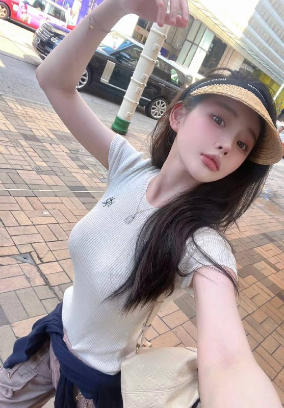甜甜家🦁️台湾美术生05年 纯天然妈生脸 可纯可欲五官精致 0整容0微调  皮肤白皙吹弹可破170 E 真实漫画🐻气质出挑巴掌脸  眼睛会笑 人间精灵性格天真烂漫 激发保护欲听话乖巧 超级配合 不催不事 全糖去油不做作———都夸我甜 你要不要来尝尝