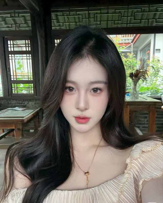广州童颜巨乳。175奇奇网拍达人 南方girl  极品网红纯天然🈚️整 筷子腿A4腰🈚️赘肉奶油 肌白皙光滑  热爱健身艺校应届生 兼职短开10天嘴甜 女友feel 甜美可爱 不事身高：175 真胸围 ：E 年齡：06年身體特點：真实E奶 大蜜🍑臀  天然无整容